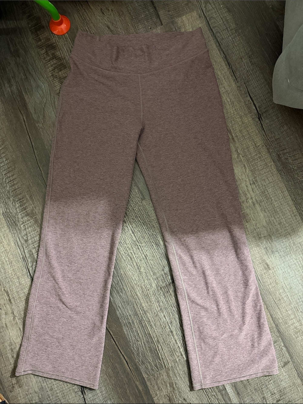 Vuori Wide-Leg Performance Pants in Mauve